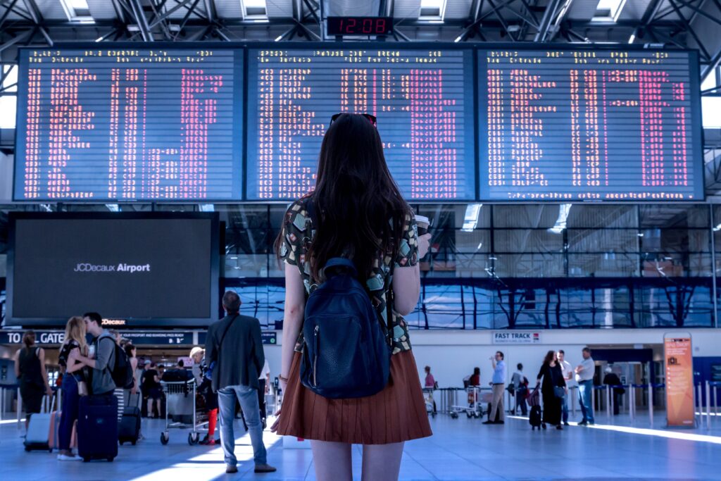 Frau am Flughafen als Symbol für eine Urlaubsreise