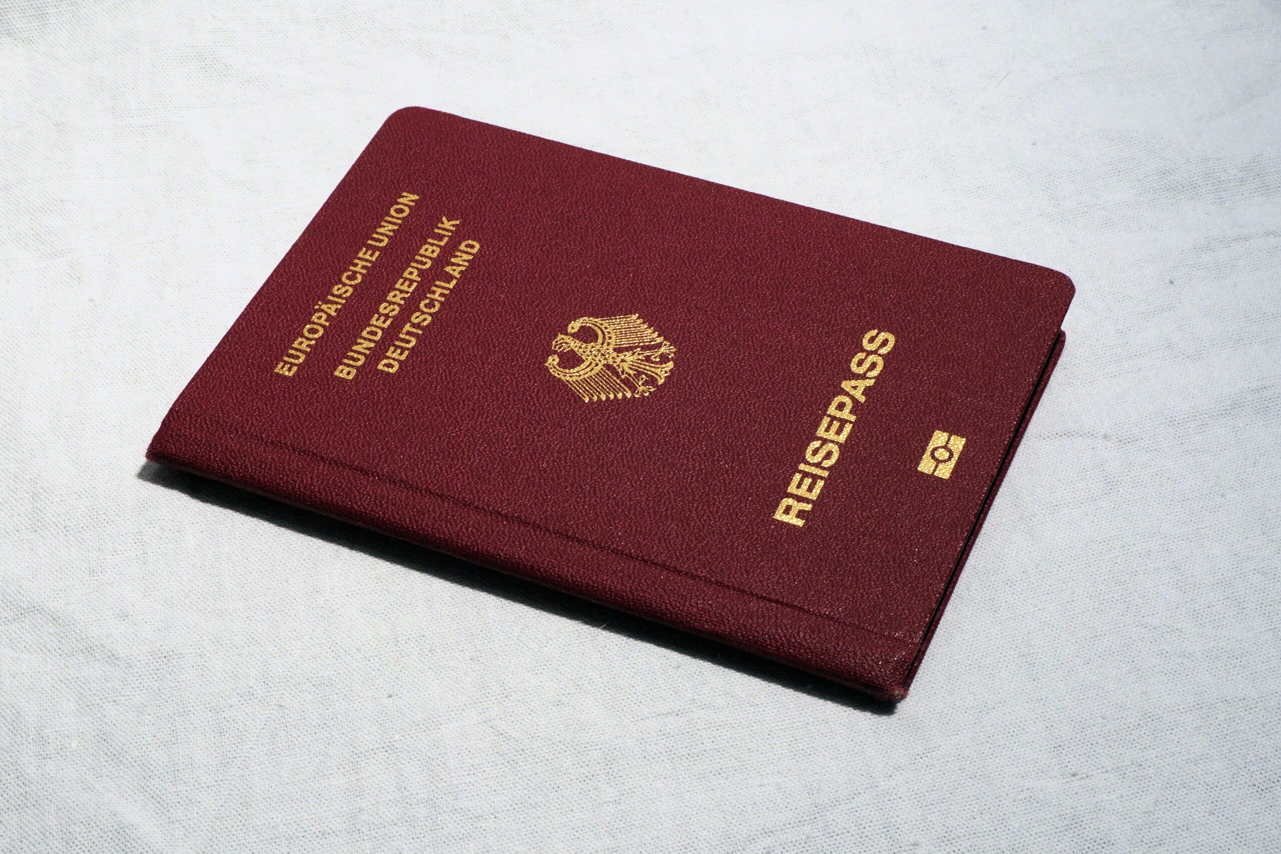 Reisepass und Reisedokumente zur Vorbereitung einer sicheren Reise